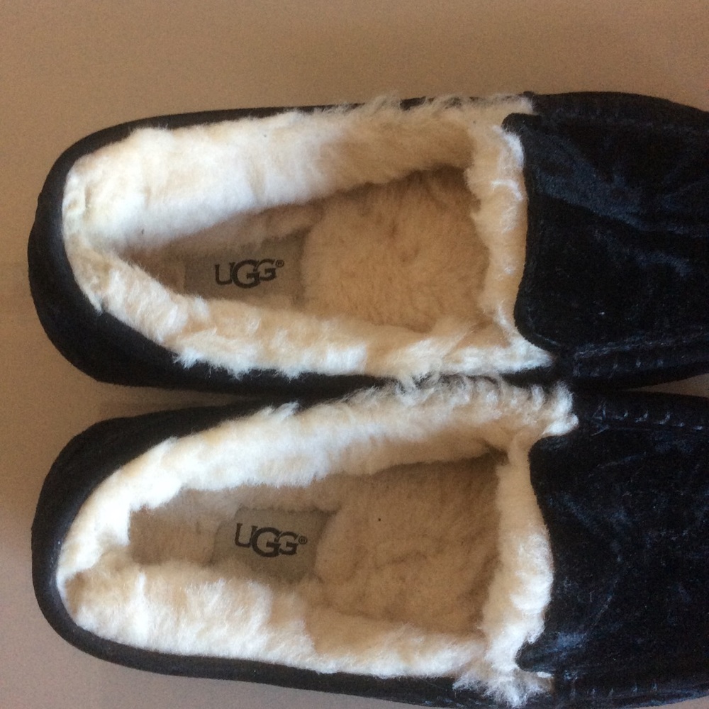 Ugg Slipper - image 3